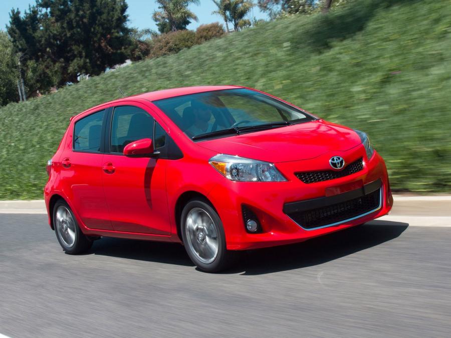  Toyota Yaris SE 5-Door 2011 года  (US) (фото 5 из 8)